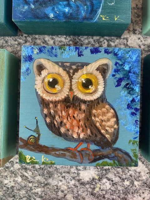 Eule braun mit blauen Blüten und Freund März 2026