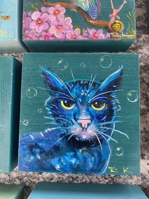 Katze in Blau mit Seifenblasen März 2026