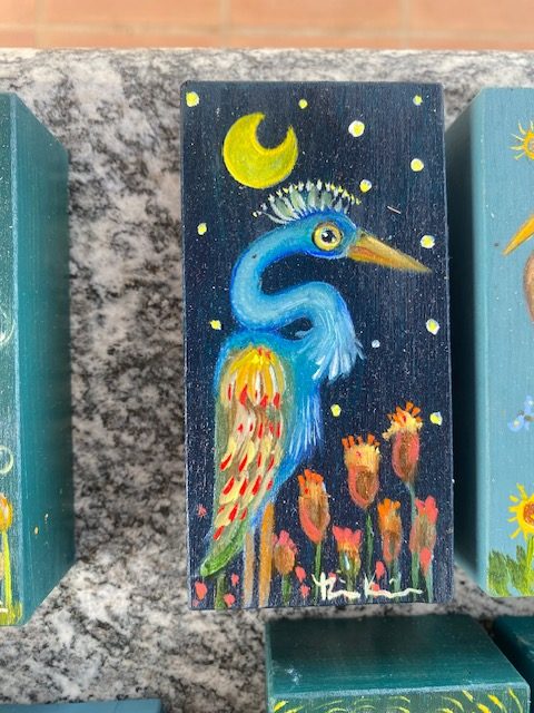 Glücksvogel Pfau Halbmond und Blumen März 2026