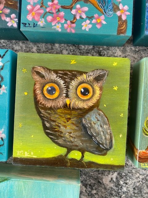 Eule braun hellgrüner Sternenhimmel März 2026