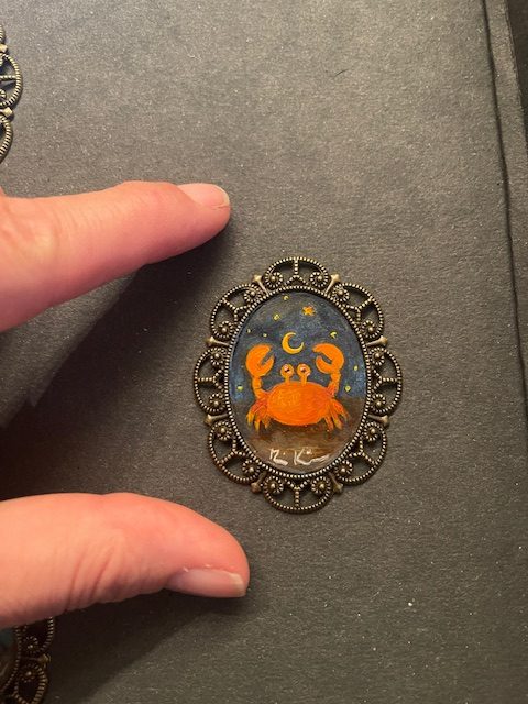 Krabbe, Krebs dunkelblau Medaillon, ca. 4*5 cm
