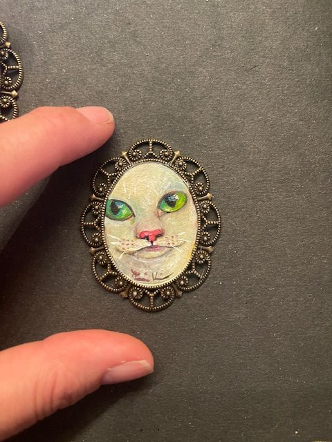 weiße Katze Medaillon, ca. 4*5 cm